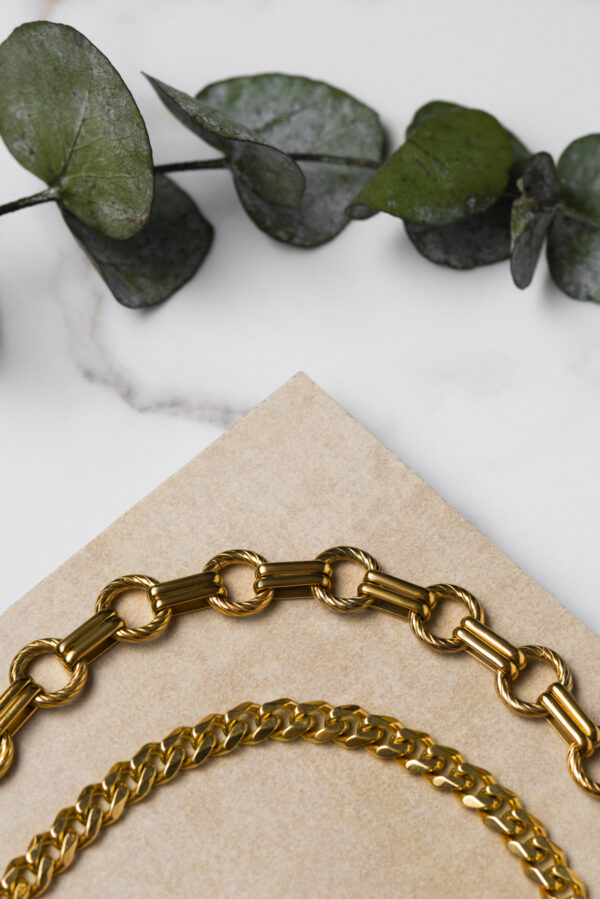 gold-chains-plants-arrangement-top-view